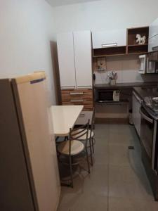 a small kitchen with a table and chairs in it at casa com bela vista em Bragança Paulista in Bragança Paulista
