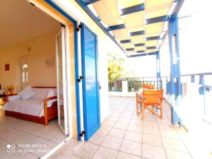 um quarto com uma cama e uma varanda em Evangelia House Sea View Apartments em Agia Pelagia Kythira