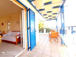 Postel nebo postele na pokoji v ubytování Evangelia House Sea View Apartments