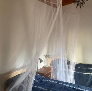 Ένα ή περισσότερα κρεβάτια σε δωμάτιο στο Lulani Hideaway