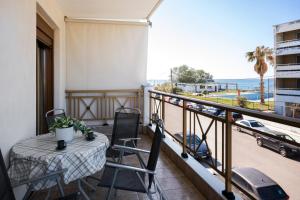 een balkon met een tafel en stoelen en uitzicht bij Peraia Deluxe Apartment in Perea