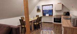 uma cozinha com mesa e cadeiras num quarto em Ferienhof Fischer em Seebach