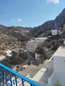 una vista su una città da un balcone di edifici di ENASTRON a Olympos