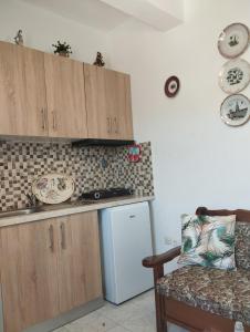 una cucina con bancone, lavandino e frigorifero di ENASTRON a Olympos