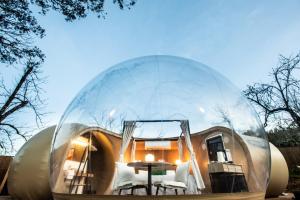 a glass dome with a table and chairs in it at Horizonte Bubble rooms in Cortegana
