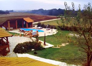 Výhled na bazén z ubytování Etno Selo Krnić nebo okolí