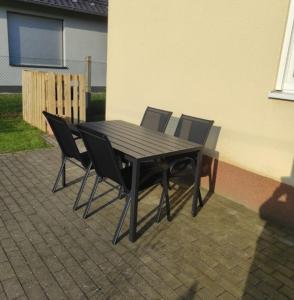 einen schwarzen Tisch und Stühle auf einer Terrasse in der Unterkunft Ferienwohnung Gundermann in Quedlinburg