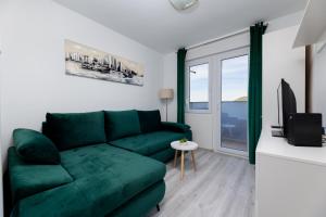 Apartment Kokolo with sea view tesisinde bir oturma alanı