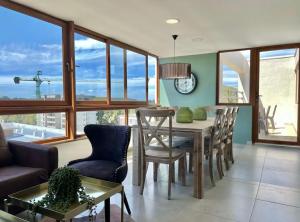 a dining room with a table and chairs at Departamento 2D 2B in Los Ángeles