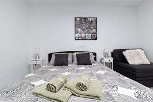 una camera da letto con un letto e asciugamani di Apartment Kokolo with sea view a Spalato (Split)