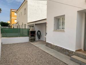 a white building with a window and a stove at PEÑISCOLA CHALET 10-A Alquiler in Peñíscola