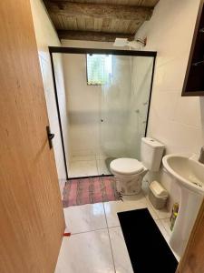 La salle de bains est pourvue d'une douche, de toilettes et d'un lavabo. dans l'établissement Casa Guarda do Embaú, à Palhoça
