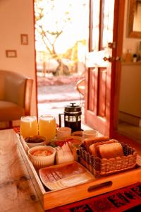 un vassoio con pane e altri prodotti alimentari su un tavolo di Tambo Atacama Lodge a San Pedro de Atacama