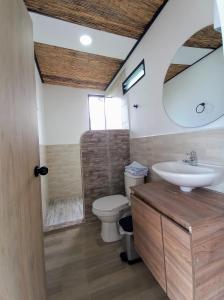 y baño con lavabo y aseo. en Cerro Verde Salento, en Salento