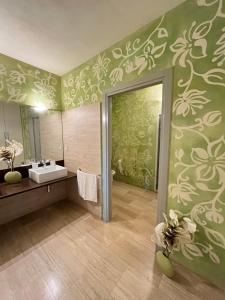 uma casa de banho com um lavatório e um espelho em Villa Mary, relax nel cuore del Chianti em Poggibonsi