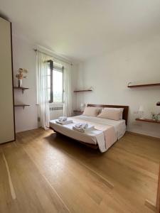 um quarto branco com uma cama grande e uma janela em Villa Mary, relax nel cuore del Chianti em Poggibonsi