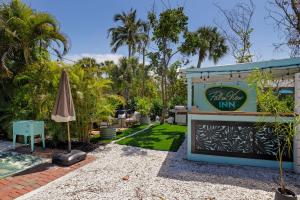 Ein Garten an der Unterkunft Captain Ed's - Charming Studio at PalmView of Sanibel with Bikes