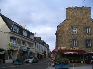 an old brick building on the side of a street at Le Paille en Queue in Fouesnant