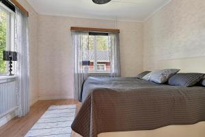 Un pat sau paturi într-o cameră la Guestly Homes - 3BR Lakeview House
