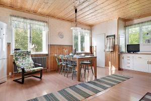 cocina y comedor con mesa y sillas en Guestly Homes - 3BR Lakeview House en Piteå