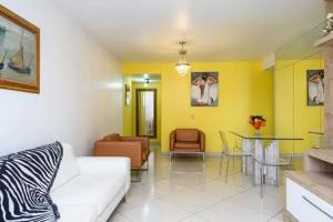 sala de estar con sofá blanco y mesa en Luxuoso Apartamento Copacabana, en Río de Janeiro