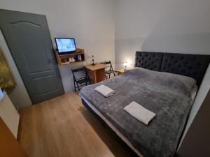 sypialnia z łóżkiem z dwoma ręcznikami w obiekcie Résidence Tournet w Krakowie