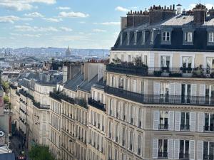 - Vistas a un edificio de la ciudad en Manolita Paris en París