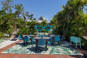 Zahrada ubytování Pirates Cove Cottage at Palm View Inn of Sanibel with Bikes
