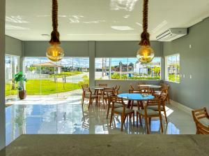 - une salle à manger avec une table et des chaises dans l'établissement Casa com lazer proxima da Praia do Mosqueiro SE, à Aracaju