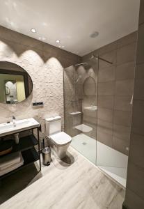 La salle de bains est pourvue d'une douche, de toilettes et d'un lavabo. dans l'établissement Hotel Rural Milaleku, 