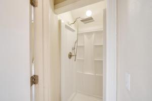 ein weißes Bad mit einer Dusche und einem WC in der Unterkunft Cozy Aptos Studio about 2 Mi to Seacliff State Beach! in Aptos
