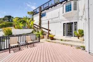 une terrasse en bois avec un banc devant un bâtiment dans l'établissement Cozy Aptos Studio about 2 Mi to Seacliff State Beach!, à Aptos