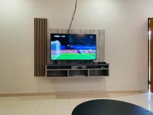 En tv och/eller ett underhållningssystem på Rocksie Apartments