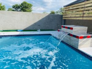 una piscina con tiro al aire en Rocksie Apartments en Maun