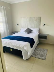 Ένα ή περισσότερα κρεβάτια σε δωμάτιο στο Rocksie Apartments