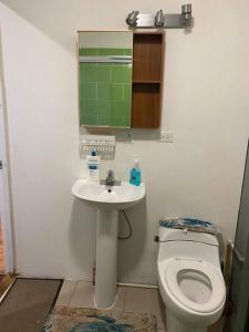 a bathroom with a toilet and a sink at Vacaciones en mar y naturaleza in Bastimentos