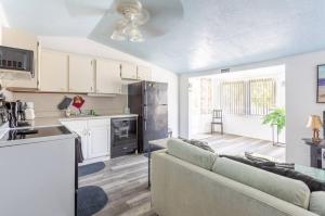 ein Wohnzimmer mit einem Sofa und einer Küche in der Unterkunft Bungalow 1 minute from the beach suite #5 in Englewood