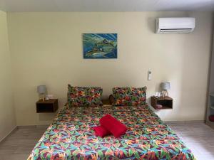 sypialnia z łóżkiem z czerwoną poduszką w obiekcie Tuna House w mieście Maroe