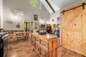 une cuisine avec une porte de grange en bois et une table dans l'établissement 'Beary Cozy Cabin' - Dogs Welcome Ellijay-HotTub, à Ellijay