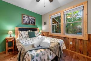 - une chambre avec un lit aux murs verts et une fenêtre dans l'établissement 'Beary Cozy Cabin' - Dogs Welcome Ellijay-HotTub, à Ellijay