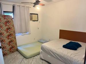 - une petite chambre avec un lit et une fenêtre dans l'établissement Recanto do Amiguinho, à Vila Velha