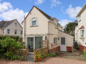una casa con cancello e recinzione di Wisteria Cottage a Exmouth