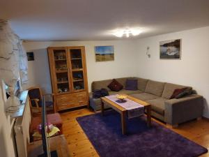 sala de estar con sofá y mesa en Holiday house to the stork's nest, Storkow, en Storkow