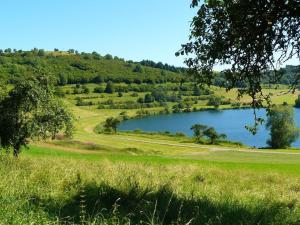 ÜxheimにあるApartment in Leudersdorf Eifel with terraceの畑中の湖の眺め