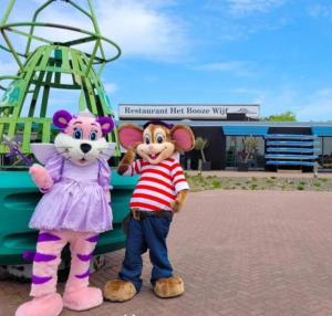 Kanak-kanak yang menginap di Chalet Cozy Cove te Lauwersoog,1-6 Pers, 3 Schlafzimmer, 2 Badezimmer, 55m2!