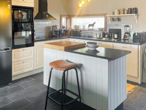 una cocina con barra y un bar con taburete en Holiday home UDDEVALLA XXIV, en Sundsandvik