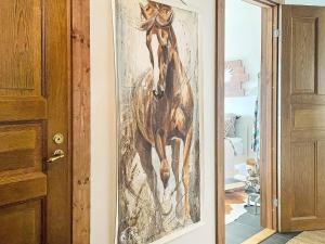 una pintura de un caballo colgando de una pared en Holiday home UDDEVALLA XXIV, en Sundsandvik
