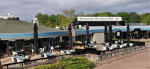 Restoran atau tempat lain untuk makan di Chalet Cozy Cove te Lauwersoog,1-6 Pers, 3 Schlafzimmer, 2 Badezimmer, 55m2!