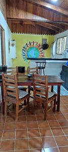 una sala da pranzo con tavolo in legno e panche di Alta Vibra Appartement a Sámara