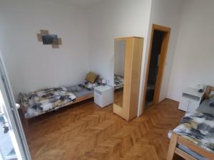 Pokój z 2 łóżkami piętrowymi i drewnianą podłogą w obiekcie V&U Sobe w mieście Brzi Brod
